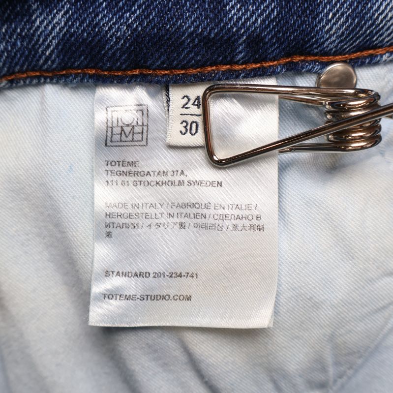 Etikett inuti jeans med storlek och tvättråd