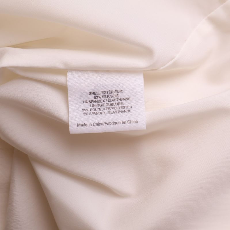 Materialetikett på vit blus