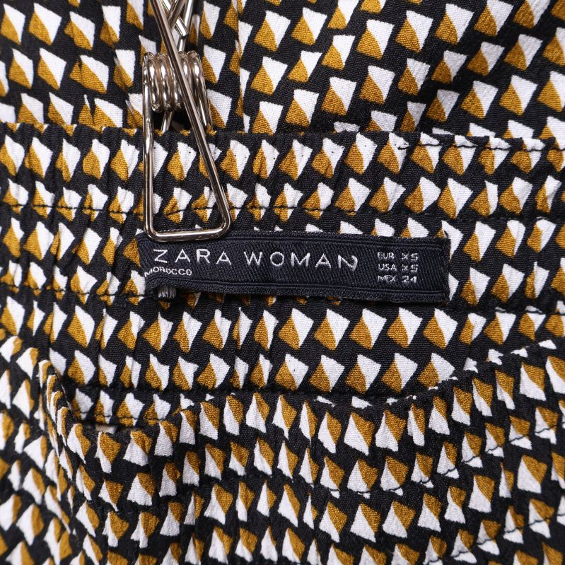 Närbild på Zara Woman etikett och mönster