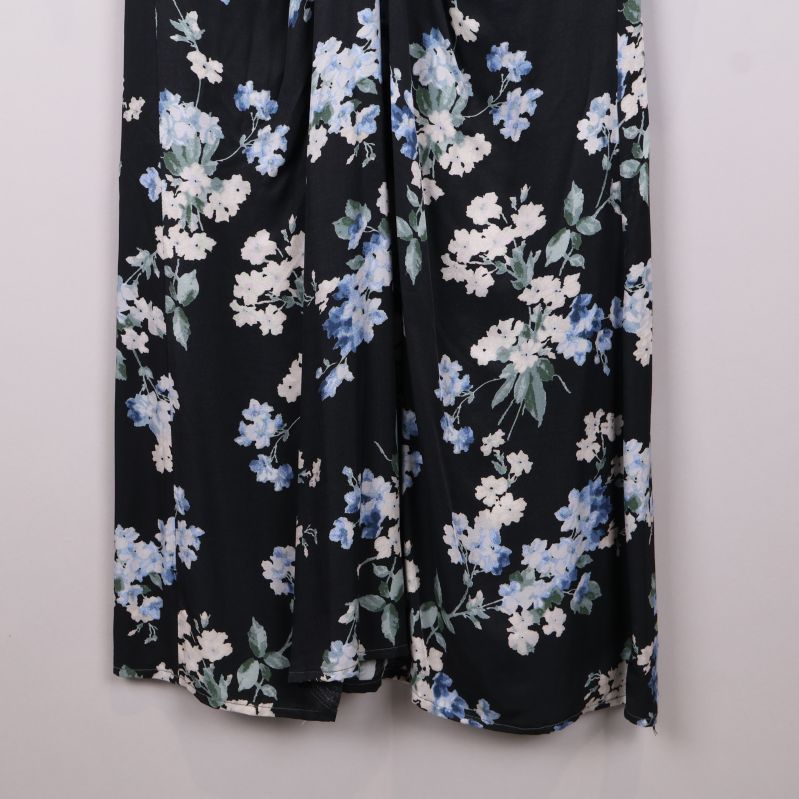 Nederdelen av klänningen med blommigt mönster
