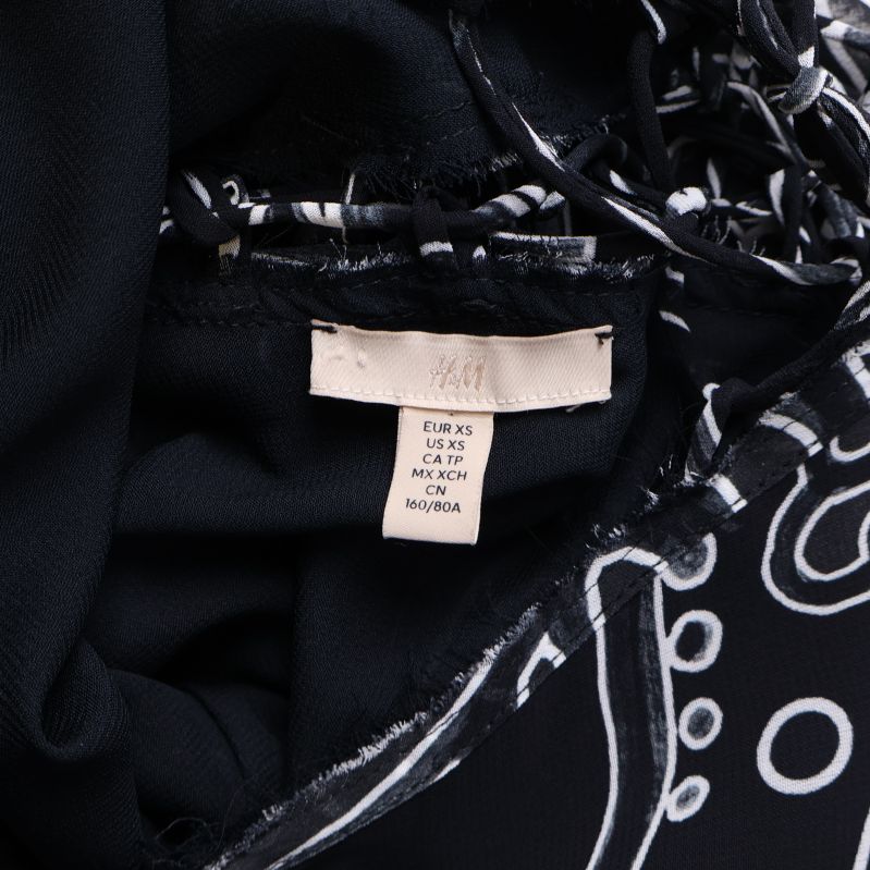 Etikett med H&M och storlek