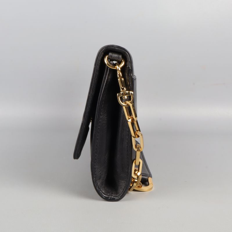 Sida av svart läderväska med kedja