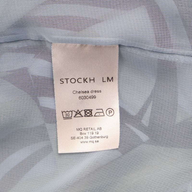 Etikett med STOCKH LM och vårdinstruktioner