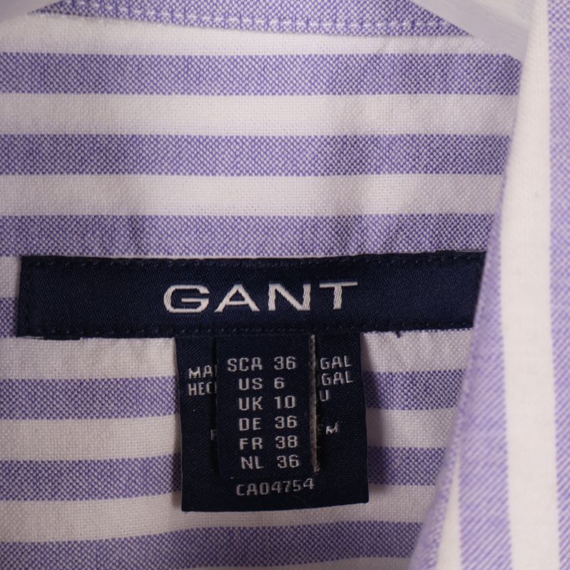 Närbild av Gant etikett och storleks info