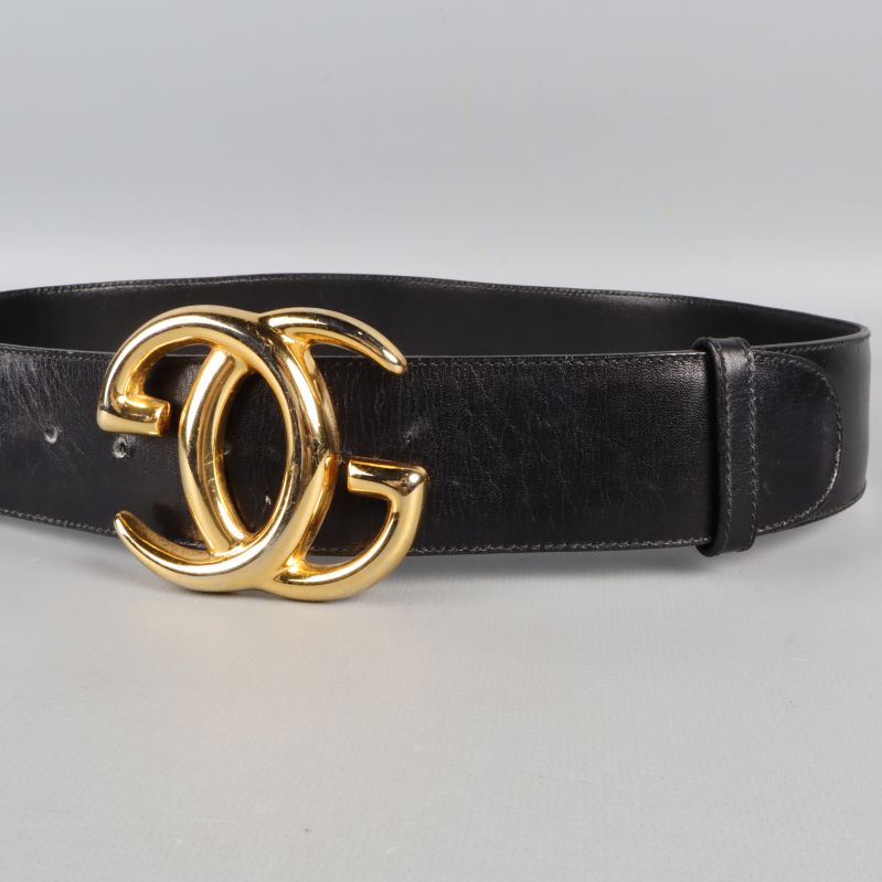 Närbild av guldfärgat spänne 