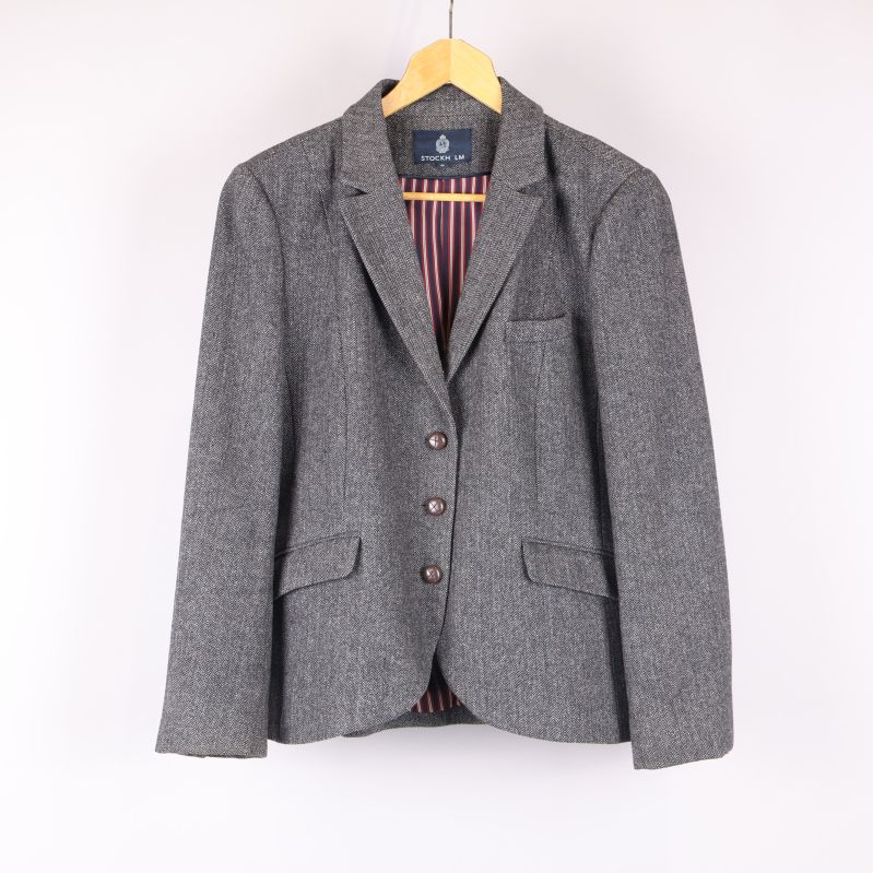Grå blazer framifrån med tre knappar
