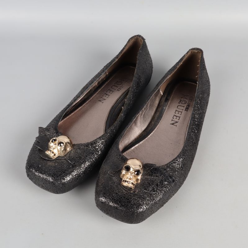 Svarta skor framifrån med döskalledetalj