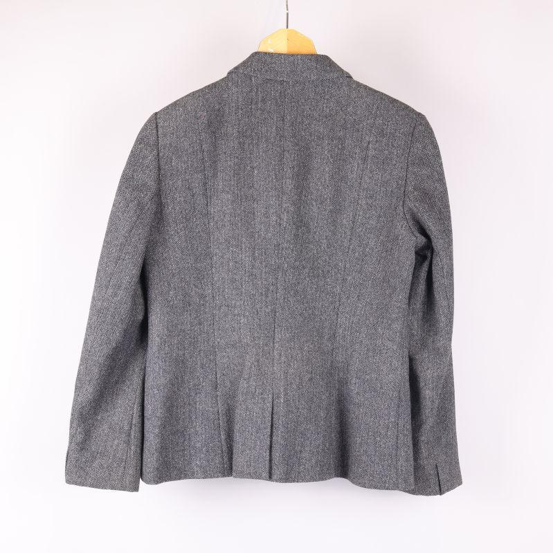 Grå blazer bakifrån med sliten