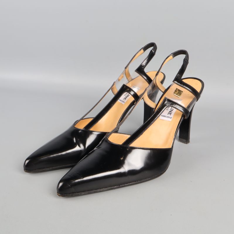 Svarta klackskor med remmar, sedd från sidan