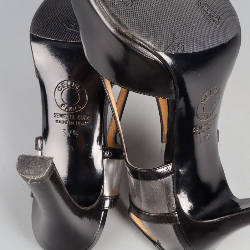 Närbild på klackarnas präglade logo