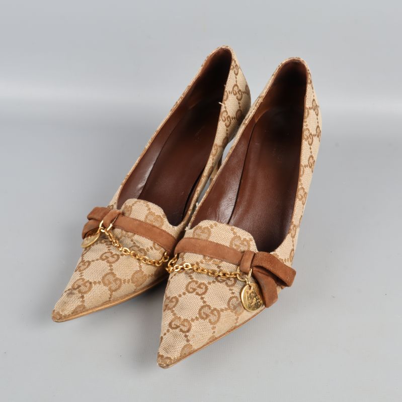 Pumps med logomönster och kedjedetalj