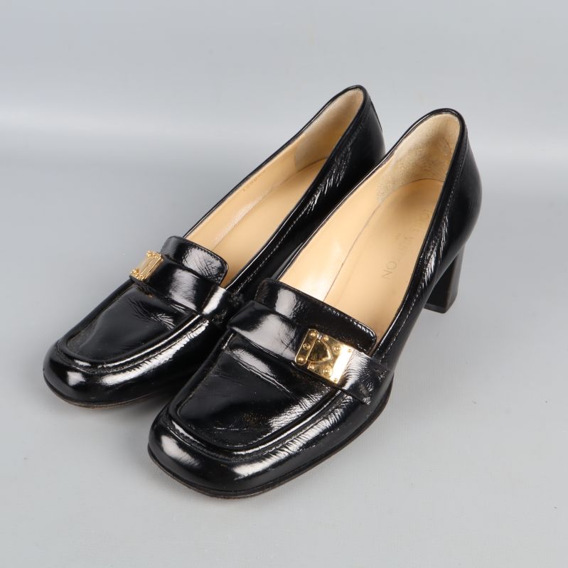 Loafers med gulddetalj på spänne