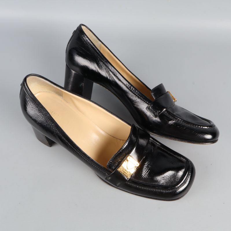 Sida av loafers med klack detalj