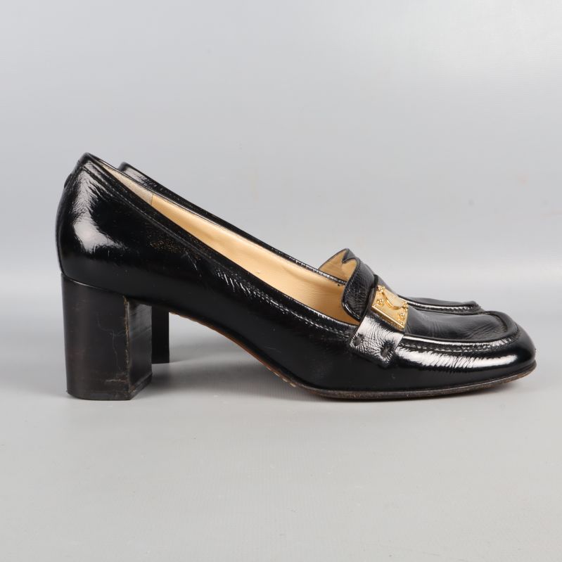 Höger profil av loafers med klack