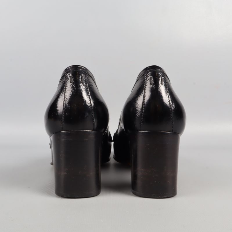 Baksida av loafers med klack