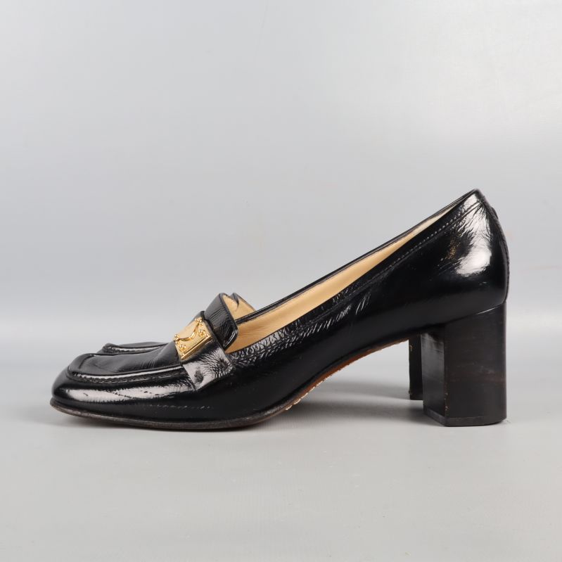 Vänster profil av loafers med klack