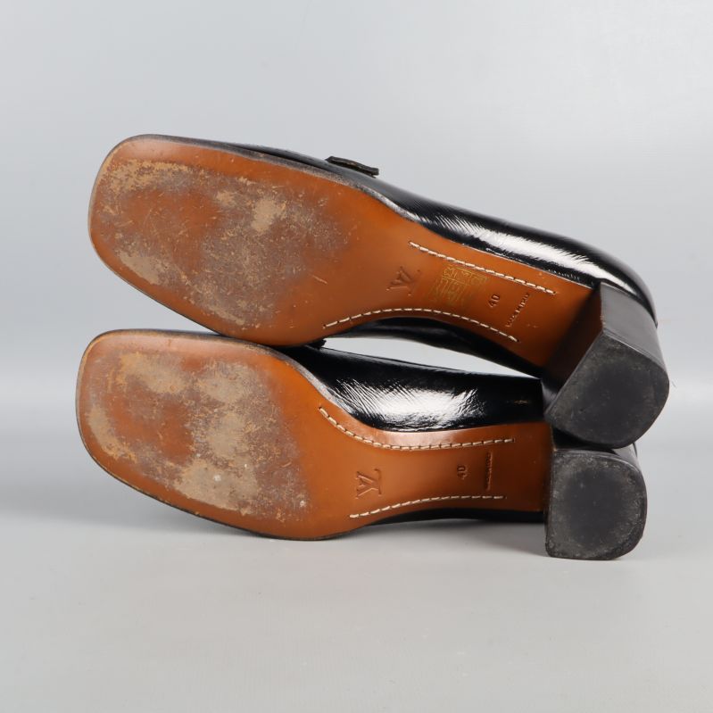 Sulan av loafers med tecken på användning