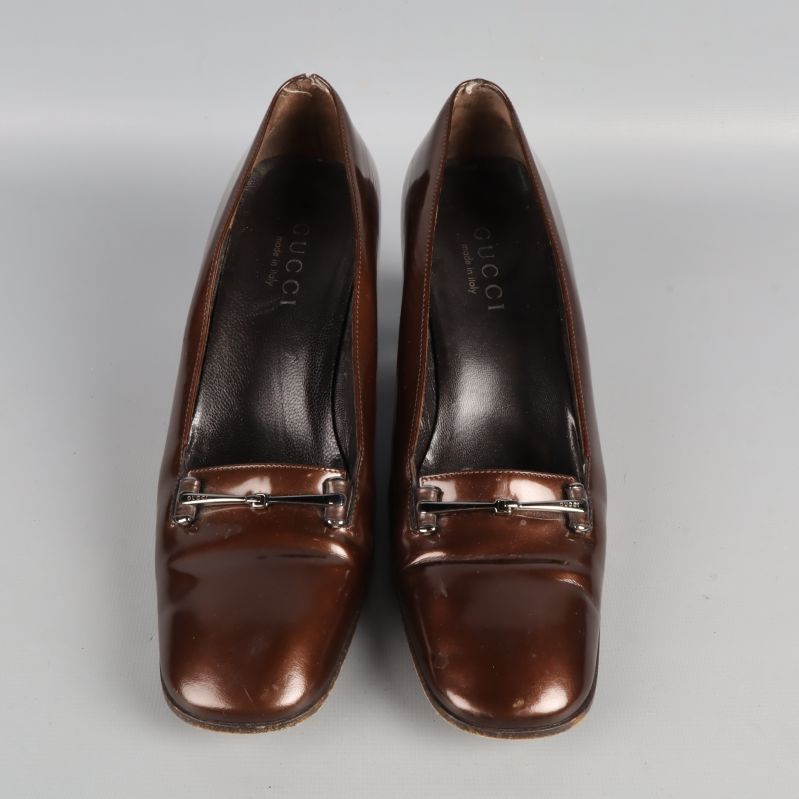 Framsidan av bruna pumps med fyrkantig tå