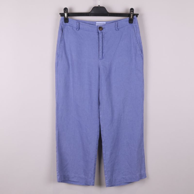 Blå linneshorts med knapp och fickdetaljer framifrån