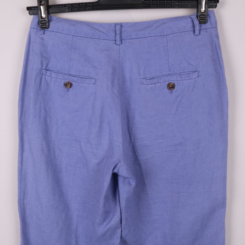 Närbild på baksidan av linneshorts med fickor