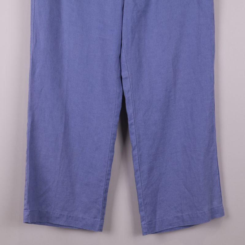 Närbild på blå linneshorts nedre del
