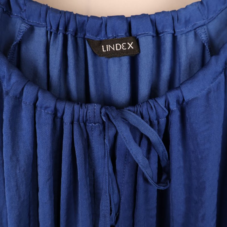 Lindex etikett på blå klänning