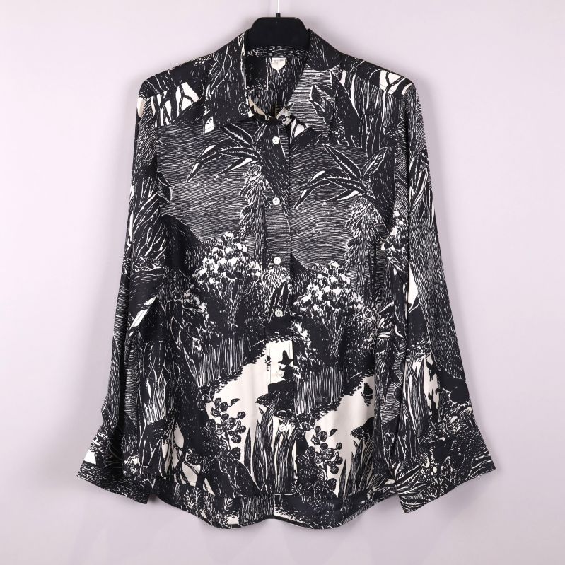 Framsida av skjorta med grafiskt mönster