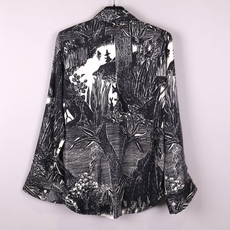 Baksida av skjorta med naturmotiv