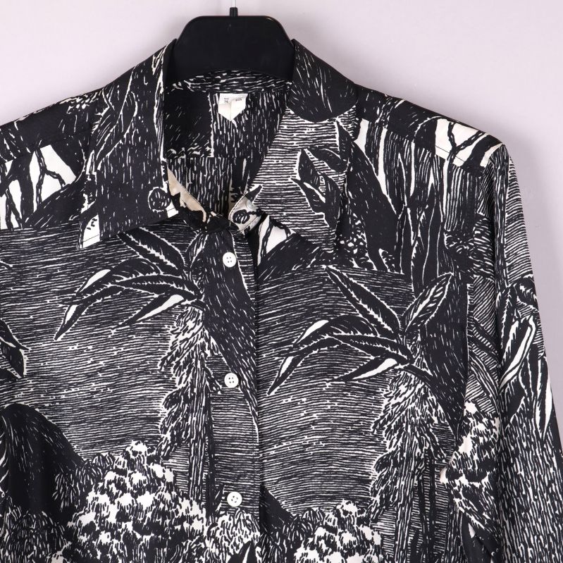 Närbild av skjortkrage och knapp