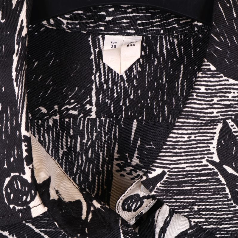 Skjortans storleksetikett i närbild