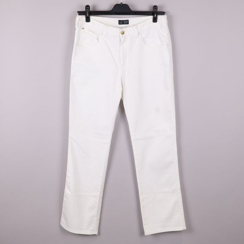 Framsidan av vita jeans med detaljer