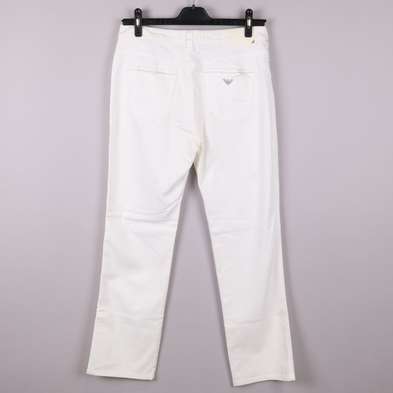 Baksidan av vita jeans med fickor