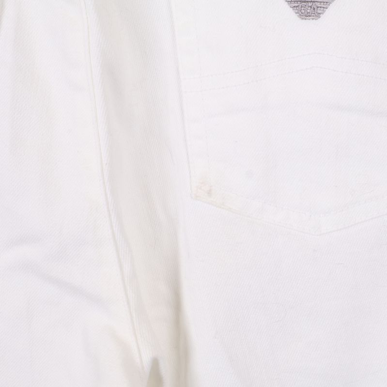 Detaljbild av jeansens tyg och ficka