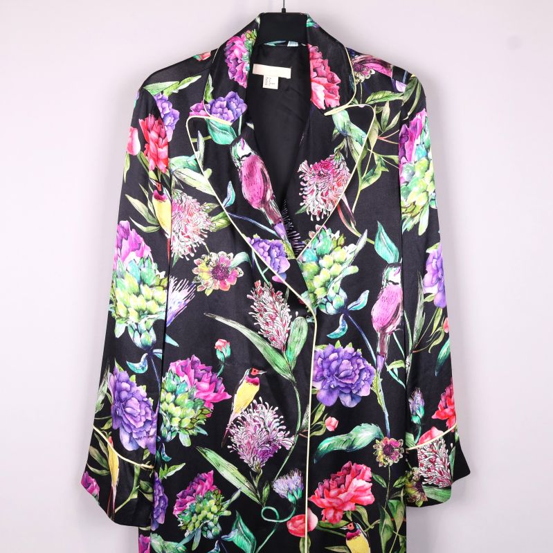 Närbild av kappans blommiga mönster