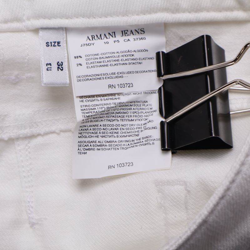 Vita jeans etikett med materialbeskrivning