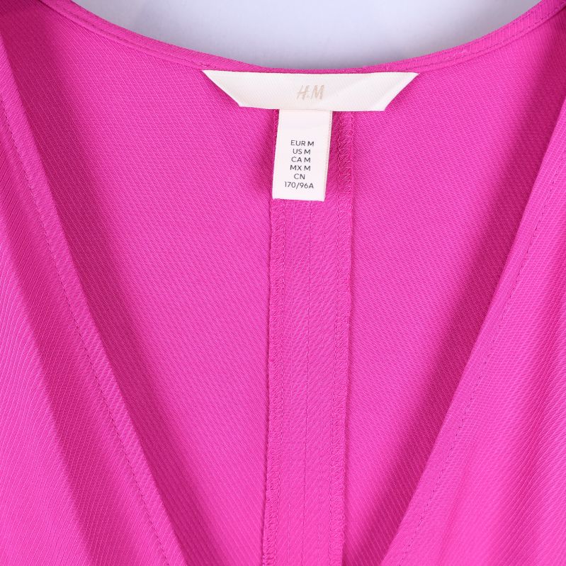Närbild på etiketten H&M