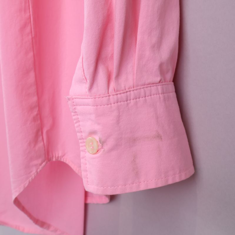 Fläck på manschett på rosa skjorta