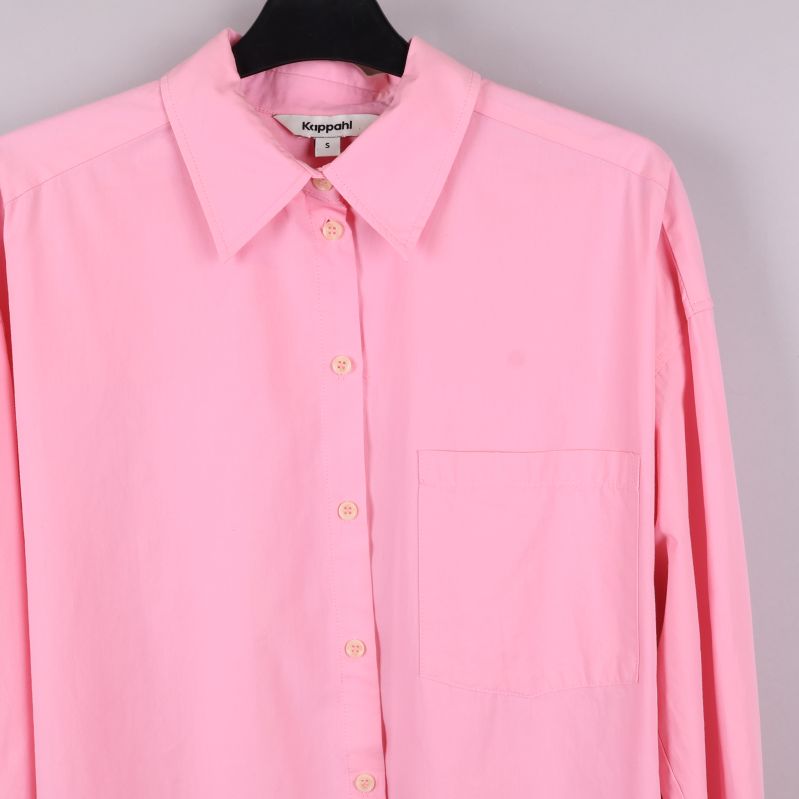 Närbild på rosa skjorta med bröstficka