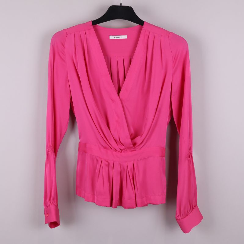 Rosa blus med draperad front sedd framifrån