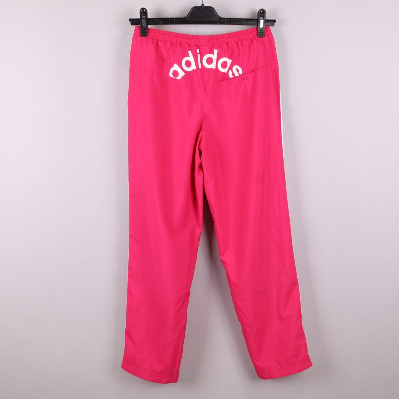 Baksida av rosa byxor med logotyp