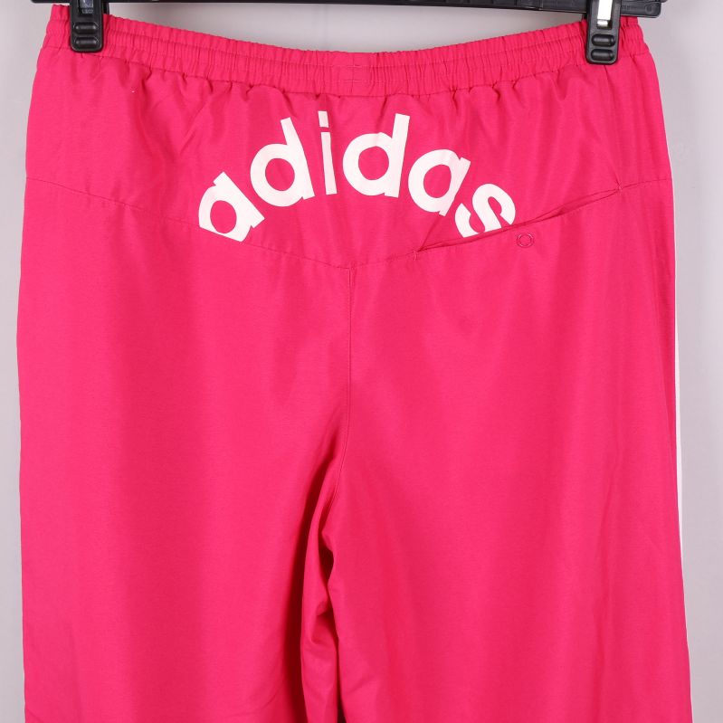 Närbild av baksidans logotyp
