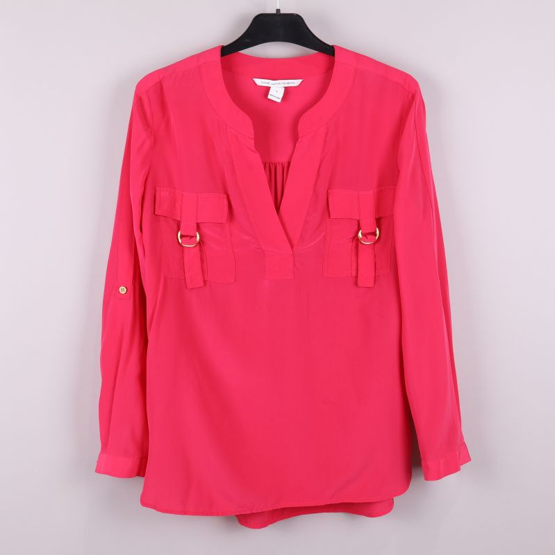 Cerise blus med framfickor och gulddetaljer