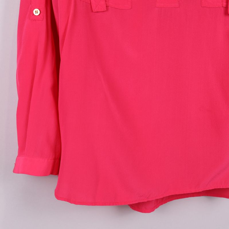Nedre delen av cerise blus med fåll