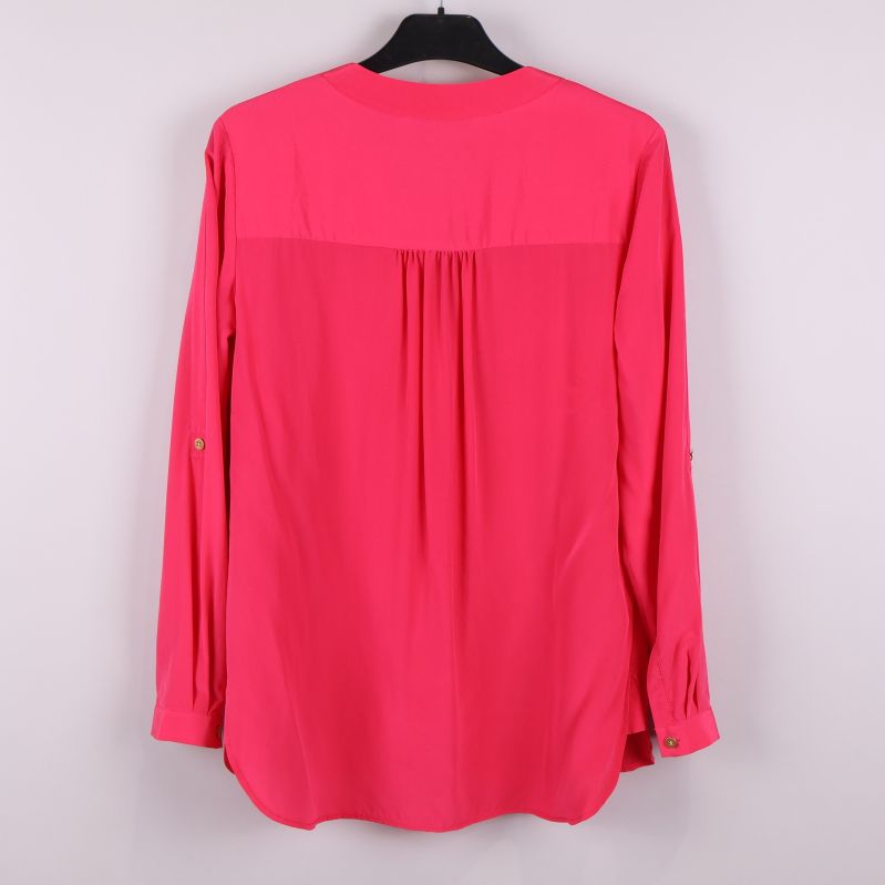 Baksidan av cerise blus med veckdetalj