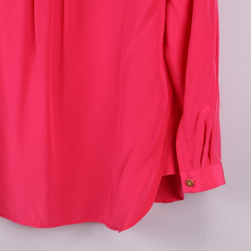 Ärmslut på cerise blus med knapp