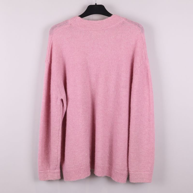 Rosa stickad tröja bakifrån