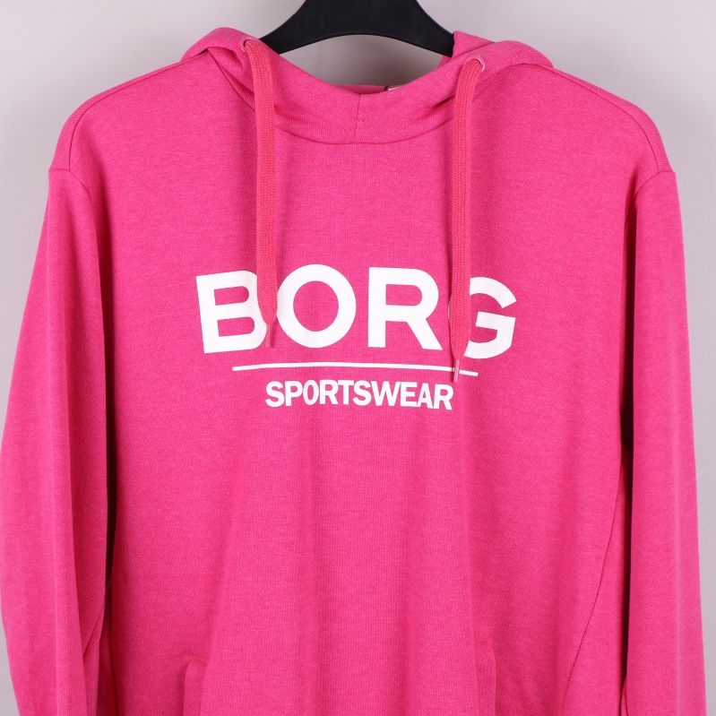 Närbild på BORG logotyp på hoodie