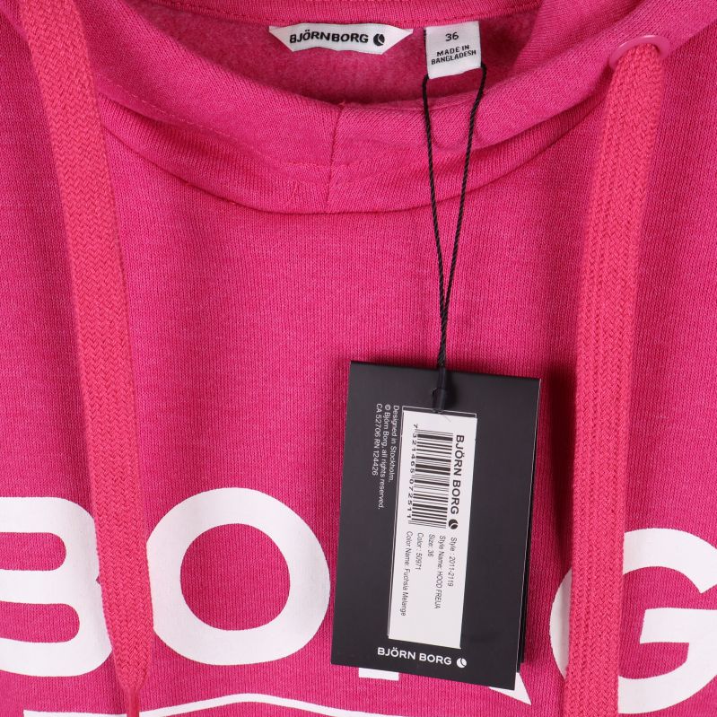 Närbild på klädtags och etikett på hoodie