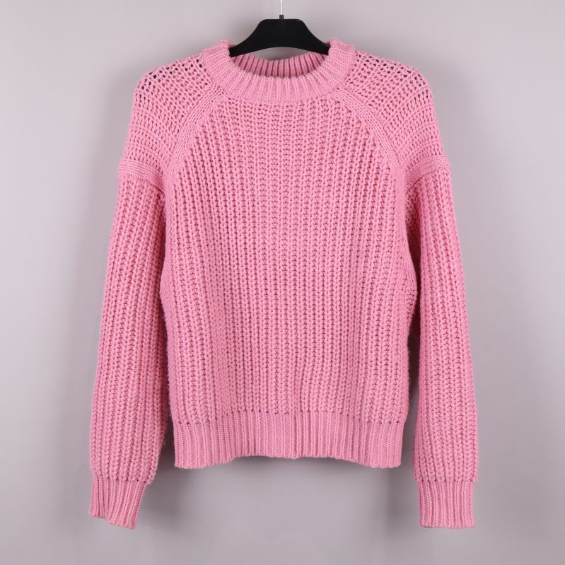 Framsida av rosa stickad tröja 