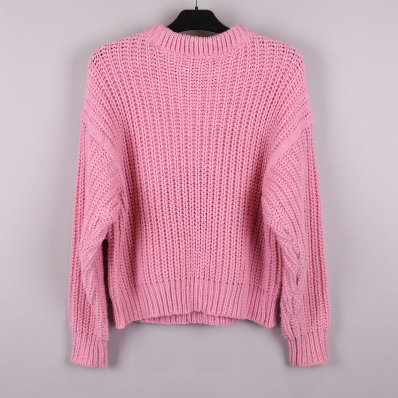 Baksida av rosa stickad tröja